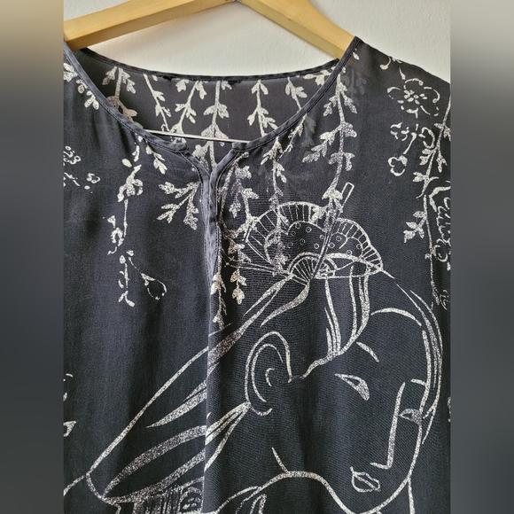 Size S/M - silk-like long-sleeved black top with Japanese motif - Picture 2 of 4